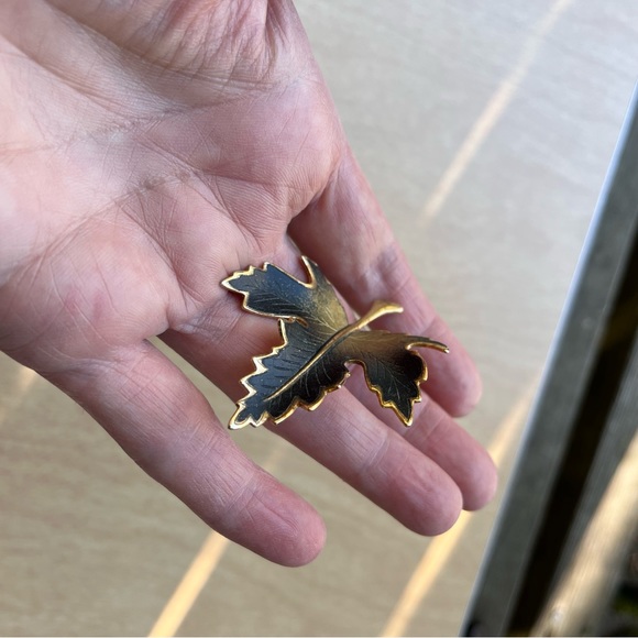 Maple Leaf Brooch Vintage Lapel Pin - Picture 8 of 12